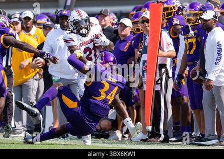 11. September 2021: South Carolina Gamecocks Running Back Juju McDowell (21) Stiff Arms East Carolina Pirates Linebacker Myles Berry (34), als er im vierten Viertel des NCAA-Matches im Dowdy-Ficklen Stadium in Greenville, NC, außer Kontrolle Gerät. (Scott Kinser/Cal Sport Media)(Credit Image: &Copy; Scott Kinser/CSM via ZUMA Wire) Stockfoto