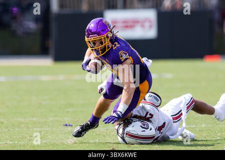 11. September 2021: Tyler Snead (22) wird im vierten Quartal des NCAA-Matches im Dowdy-Ficklen Stadium in Greenville, NC, von den South Carolina Gamecocks verteidigt. (Scott Kinser/Cal Sport Media)(Credit Image: &Copy; Scott Kinser/CSM via ZUMA Wire) Stockfoto