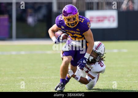 11. September 2021: Tyler Snead (22) wird im vierten Quartal des NCAA-Matches im Dowdy-Ficklen Stadium in Greenville, NC, von den South Carolina Gamecocks verteidigt. (Scott Kinser/Cal Sport Media)(Credit Image: &Copy; Scott Kinser/CSM via ZUMA Wire) Stockfoto