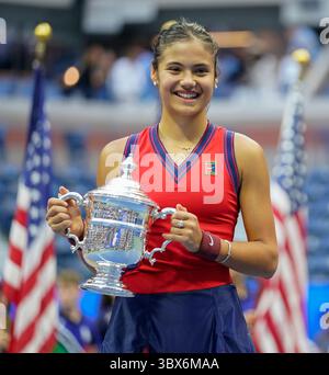 11. September 2021, New York, New York, USA: EMMA RADUCANU (GBR) besiegte L Fernandez (CAN) bei den US Open in Flushing, Queens, New York mit 6:4, 6:3. Raducanu beendete das 44-jährige Warten Großbritanniens auf einen Grand-Slam-Champion der Frauen. (Bild: © Jo Becktold/CSM via ZUMA Wire) Stockfoto