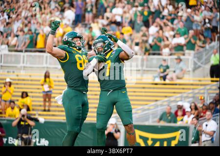 11. September 2021: Baylor Bears Wide Receiver Seth Jones (88) und Baylor Bears Running Back Abram Smith (7) feiern einen Touchdown während der 1. Hälfte des NCAA Football-Spiels zwischen den Texas Southern Tigers und Baylor Bears im McLane Stadium in Waco, Texas. Matthew Lynch/CSM(Credit Image: &Copy; Matthew Lynch/CSM via ZUMA Wire) Stockfoto