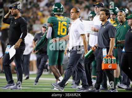 11. September 2021: Baylor Bears Head Coach Dave Aranda spaziert auf dem Spielfeld während der 2. Hälfte des NCAA Football-Spiels zwischen den Texas Southern Tigers und Baylor Bears im McLane Stadium in Waco, Texas. Matthew Lynch/CSM(Credit Image: &Copy; Matthew Lynch/CSM via ZUMA Wire) Stockfoto