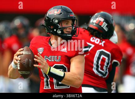 September 2021, DeKalb, IL, USA: 11. September 2021 Dekalb, Illinois, USA: der Quarterback LOMBARDI aus Northern Illinois (12) setzt sich im zweiten Viertel eines Spiels der NCAA Division gegen DeKalb, Illinois, durch. Wyoming gewann, 50:43. (Bild: © H. Rick Bamman/ZUMA Press Wire) Stockfoto