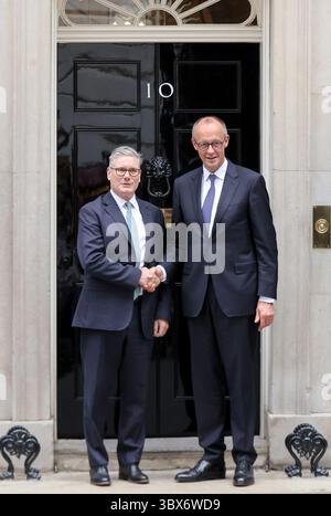 London, Großbritannien. Juli 2025. Der britische Premierminister Keir Starmer (L) schüttelt am 17. Juli 2025 in der Downing Street 10 in London die Hand mit dem deutschen Bundeskanzler Friedrich Merz. Der britische Premierminister Keir Starmer und der deutsche Bundeskanzler Friedrich Merz unterzeichneten am Donnerstag ein weitreichendes bilaterales Abkommen, das verschiedene Bereiche abdeckt, darunter Verteidigung und Migration, das vermutlich der bedeutendste vertrag zwischen Großbritannien und Deutschland seit dem Ende des Zweiten Weltkriegs ist Stockfoto