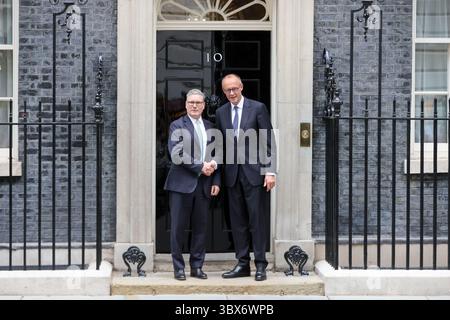 London, Großbritannien. Juli 2025. Der britische Premierminister Keir Starmer (L) schüttelt am 17. Juli 2025 in der Downing Street 10 in London die Hand mit dem deutschen Bundeskanzler Friedrich Merz. Der britische Premierminister Keir Starmer und der deutsche Bundeskanzler Friedrich Merz unterzeichneten am Donnerstag ein weitreichendes bilaterales Abkommen, das verschiedene Bereiche abdeckt, darunter Verteidigung und Migration, das vermutlich der bedeutendste vertrag zwischen Großbritannien und Deutschland seit dem Ende des Zweiten Weltkriegs ist Stockfoto