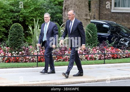 London, Großbritannien. Juli 2025. Der britische Premierminister Keir Starmer (L) und der deutsche Bundeskanzler Friedrich Merz erreichten am 17. Juli 2025 die Downing Street 10 in London. Der britische Premierminister Keir Starmer und der deutsche Bundeskanzler Friedrich Merz unterzeichneten am Donnerstag ein weitreichendes bilaterales Abkommen, das verschiedene Bereiche abdeckt, darunter Verteidigung und Migration, das vermutlich der bedeutendste vertrag zwischen Großbritannien und Deutschland seit dem Ende des Zweiten Weltkriegs ist Stockfoto