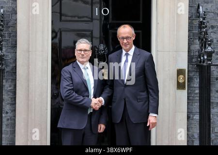 London, Großbritannien. Juli 2025. Der britische Premierminister Keir Starmer (L) schüttelt am 17. Juli 2025 in der Downing Street 10 in London die Hand mit dem deutschen Bundeskanzler Friedrich Merz. Der britische Premierminister Keir Starmer und der deutsche Bundeskanzler Friedrich Merz unterzeichneten am Donnerstag ein weitreichendes bilaterales Abkommen, das verschiedene Bereiche abdeckt, darunter Verteidigung und Migration, das vermutlich der bedeutendste vertrag zwischen Großbritannien und Deutschland seit dem Ende des Zweiten Weltkriegs ist Stockfoto