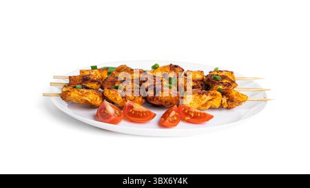Hähnchenspieße mit Gemüse auf weißer Platte isoliert auf weißem Hintergrund. Souvlaki isoliert. Hochwertige Fotos Stockfoto