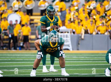 11. September 2021: Baylor Bears Quarterback Gerry Bohanon (11) blickt mit Baylor Bears Offensive Lineman Grant Miller (63) in der 1. Hälfte des NCAA Football-Spiels zwischen den Texas Southern Tigers und Baylor Bears im McLane Stadium in Waco, Texas, über das Feld. Matthew Lynch/CSM(Credit Image: &Copy; Matthew Lynch/CSM via ZUMA Wire) Stockfoto