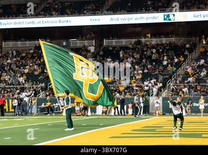 11. September 2021: Baylor Bears Cheer Squad feiert im McLane Stadium in Waco, Texas, eine Punktzahl während der 2. Hälfte des NCAA Football-Spiels zwischen den Texas Southern Tigers und den Baylor Bears. Matthew Lynch/CSM(Credit Image: &Copy; Matthew Lynch/CSM via ZUMA Wire) Stockfoto