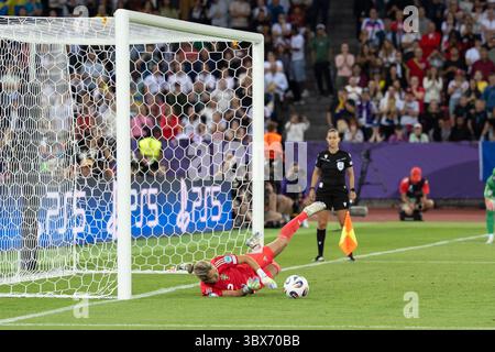 Zürich, Bayern, Schweiz. Juli 2025. Jennifer Falk (12 Schweden) beim UEFA Womens Euro Game Sweden vs England am 18.07.2025 in Zürich. (Kreditbild: © Michaela Merk/ZUMA Press Wire) NUR REDAKTIONELLE VERWENDUNG! Nicht für kommerzielle ZWECKE! Stockfoto