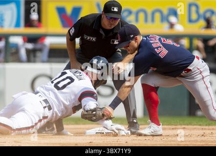 12. September 2021: Chicago White Sox Dritter Baseman Yoan Moncada (10) rutscht mit einem Doppel vor dem Tag von Boston Red Sox Shortstop Enrique Hernandez (5) im ersten Inning Sonntag, den 12. September 2021 im garantierten Rate Field in Chicago ein. (Kreditbild: © Brian Cassella/TNS Via ZUMA Press Wire/TNS Via ZUMA Press Wire) Stockfoto
