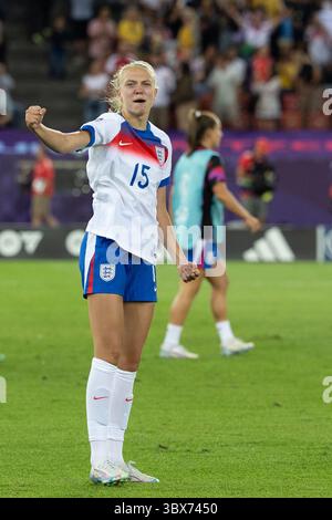Zürich, Bayern, Schweiz. Juli 2025. Esme Morgan (15 England) feiert nach dem UEFA Womens Euro Game Sweden vs England am 18.07.2025 in Zürich. (Kreditbild: © Michaela Merk/ZUMA Press Wire) NUR REDAKTIONELLE VERWENDUNG! Nicht für kommerzielle ZWECKE! Stockfoto