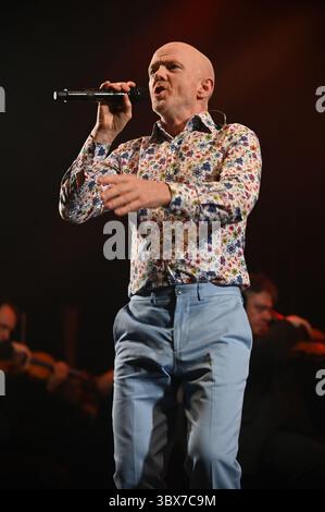 10. September 2021, Leeds, South Yorkshire, USA: Jimmy Sommerville Performing at , 80s Classical Concert , Leeds Millenium Square , UK , 10.09.2021 (Bild: © Robin Burns/ZUMA Press Wire) Stockfoto