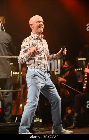 10. September 2021, Leeds, South Yorkshire, USA: Jimmy Sommerville Performing at , 80s Classical Concert , Leeds Millenium Square , UK , 10.09.2021 (Bild: © Robin Burns/ZUMA Press Wire) Stockfoto