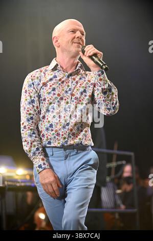 10. September 2021, Leeds, South Yorkshire, USA: Jimmy Sommerville Performing at , 80s Classical Concert , Leeds Millenium Square , UK , 10.09.2021 (Bild: © Robin Burns/ZUMA Press Wire) Stockfoto