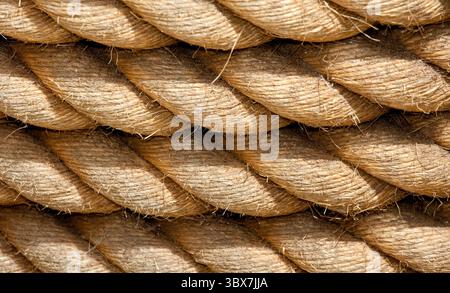 Ein Seil ist eine Gruppe von Garnen, Lagen, Fasern oder Fäden, die zu einer größeren und stärkeren Form miteinander verdreht oder geflochten werden. Seile haben eine Zugfestigkeit Stockfoto