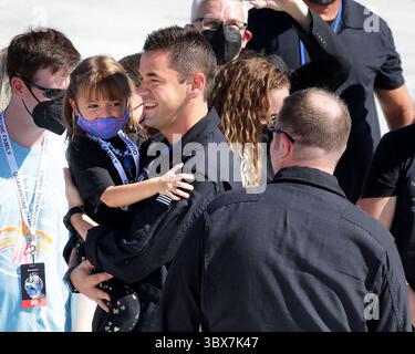 15. September 2021, Kennedy Space Center, Florida, USA: SpaceX Inspiration 4 Crew-Mitglied JARED ISAACMAN, mit CHRIS SEMBROSKI, im Vordergrund, umarmt seine Tochter, während sie sich auf die Abfahrt zum Startplatz vorbereiten, vor dem geplanten Start auf der Inspiration 4-Mission im Kennedy Space Center, Florida, Mittwoch. Die Crew wird die Erde drei Tage lang in der SpaceX Crew Dragon ''Resilience''-Raumsonde umkreisen. (Kreditbild: © Joe Burbank/TNS via ZUMA Press Wire) Stockfoto