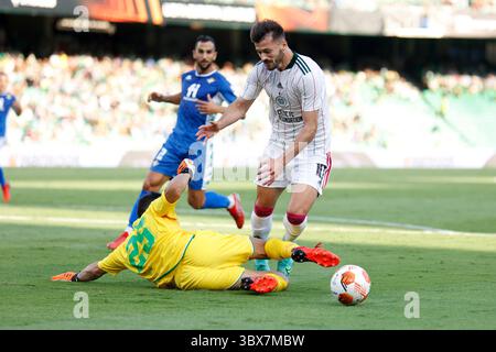 16. September 2021, Sevilla, Spanien: ALBIAN AJETI von Celtic (R) erhält ein Foul von CLAUDIO BRAVO von Betis (L) während des Europa League Group G Fußballspiels zwischen Real Betis und Celtic FC im Benito Villamarin Stadion (Foto: © Daniel Gonzalez Acuna/ZUMA Press Wire) Stockfoto