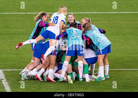 Zürich, Schweiz. Juli 2025. Zürich, Schweiz, 17. Juli 2025 Spieler aus England feiern nach dem Sieg des Viertelfinales der UEFA Womens EURO 2025 zwischen Schweden und England im Stadion Letzigrund in Zürich. (Priscila Bütler/SPP) Credit: SPP Sport Press Photo. /Alamy Live News Stockfoto
