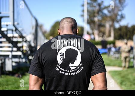 17. September 2021 - Travis AFB, Kalifornien, USA - ein Flieger, der dem 60. Air Mobility Wing zugeteilt wurde, neigt sich im Gebet während der Abschlusszeremonie einer 24-stündigen Gedenkfeier zu Ehren von Kriegsgefangenen und vermissten Kriegsdienstmitgliedern am 17. September 2021 auf der Travis Air Force Base, Kalifornien. Nach Angaben der US-amerikanischen Rechnungslegungsbehörde Defense POW/MIA werden immer noch mehr als 81.600 Mitglieder des Militärdienstes aus dem Zweiten Weltkrieg, dem Koreakrieg, dem Vietnamkrieg, dem Kalten Krieg, den Golfkriegen und anderen Konflikten vermisst. (Kreditbild: © Christian Conrad/USA Air Force/ZUMA Press Wire Service/ZUMAPRESS.com) Stockfoto