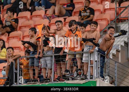 18. September 2021, Houston, Texas, USA: Die jungen Houston Dynamo Fans jubeln ihr Team beim Texas Derby Spiel zwischen Houston Dynamo FC und FC Dallas im BBVA Stadium in Houston, Texas, am 18. September 2021. Houston gewinnt das Spiel mit 3:2. (Bild: © Lynn Pennington/ZUMA Press Wire) Stockfoto