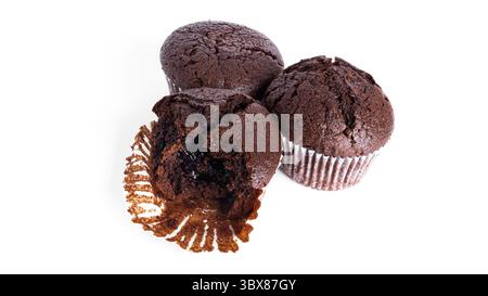 Schokoladen-Cupcakes mit Kirschmarmelade isoliert auf weißem Hintergrund. Schokoladenmuffin. Stockfoto