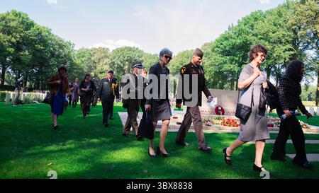 19. September 2021 - Oosterbeek, Niederlande - Vize Commanding General der US Army Europe and Africa Generalmajor Peter B. Andrysiak, dritter von rechts, geht an der Seite von Generalkonsul Jennifer Dewitt Walsh, US-Generalkonsulat Amsterdam, am Ende einer Gedenkfeier zu Ehren derer, die während der Operation Market Garden auf dem Arnhem Oosterbeek Kriegsfriedhof in Oosterbeek, Niederlande, 19. September 2021, gestorben sind. Die Zeremonie feierte den 77. Jahrestag der massiven Luftlandeoperation, an der Fallschirmjäger der 82. Und 101. Luftlandedivision, der 1. Luftlandedivision der Britischen Armee beteiligt waren Stockfoto