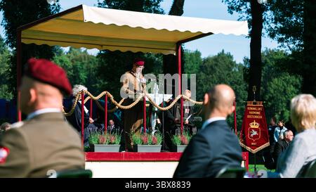 19. September 2021 – Oosterbeek, Niederlande – Oberst Kommandant des Britischen Armee-Fallschirmregiments, Generalmajor Andrew Harrison, spricht bei einer Gedenkfeier zu Ehren der Verstorbenen während der Operation Market Garden auf dem Arnhem Oosterbeek war Cemetery in Oosterbeek, Niederlande, 19. September 2021. Die Zeremonie feierte den 77. Jahrestag der massiven Luftlandeoperation, an der Fallschirmjäger der 82. Und 101. Luftlandedivision, der 1. Luftlandedivision der britischen Armee und der 1. Unabhängigen polnischen Fallschirmbrigade beteiligt waren. (Kreditbild: © Stephen Perez/U.S. Army/UMA Press Wire Service/ZUMAPR Stockfoto