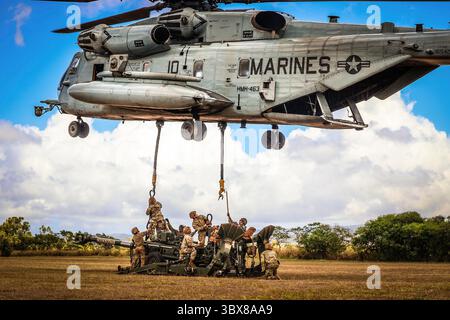 14. September 2021 - Schofield Barracks, Hawaii, USA - Schofield Barracks, HI â Soldaten von Charlie Battery Copperheads, 3. Bataillon, 7. Feldartillerie, 25. Infanteriedivision Artillery (25. DIVARTY) Sling lud eine Haubitze M77A2 auf eine CH-53E, während sie Aufzugsübungsübungen mit Marines des Kampflogistik-Bataillons 3 und der Marinehelhubschraubergeschwaders 463 im Rahmen der Operation œSteel Schocible Barracks auf Hawaii 14. September 2021 € â Schofield Barracks durchführen. Durch diese Übung wurde die Kompetenz bei Luftangriffen in einer Umgebung mit mehreren Domänen erhöht. Operation Steel Tiegel ist ein Understanding Stockfoto