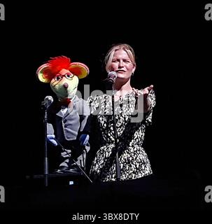19. September 2021, Hutchinson, Kansas, USA: Ventriloquistin Darci Lynne Farmer Gewinnerin der Saison NBCÃs AGT 2017 tritt auf der Bühne der Kansas State Fair mit ihrer Mauspuppe Oscar auf (Credit Image: © Mark Reinstein/ZUMA Press Wire) Stockfoto