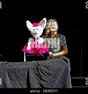 19. September 2021, Hutchinson, Kansas, USA: Die Ventriloquistin Darci Lynne Farmer, Gewinnerin der Saison NBCÃs AGT 2017, tritt auf der Kansas State Fair mit ihrer Hasenpuppe Petunia auf. (Bild: © Mark Reinstein/ZUMA Press Wire) Stockfoto