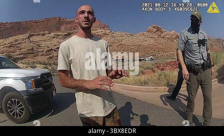 21. September 2021, Moab, Utah, USA: In einem Screenshot aus einem Video, das am 12. August 2021 aufgenommen wurde und vom Moab Police Department bereitgestellt wurde, spricht BRIAN LAUNDRIE mit einem Polizisten, nachdem die Polizei den Van, in dem er mit seiner Freundin Gabby Petito unterwegs war, in der Nähe des Arches National Park angehalten hatte. Das Paar wurde angehalten, während sie einen emotionalen Streit hatten. Laundries Leiche fiancÃˆ Gabby Petito wurde in einem Nationalpark in Wyoming gefunden, nachdem sie von ihren Eltern als vermisst gemeldet wurde. (Bild: © Polizei Moab/ZUMA Press Wire) Stockfoto