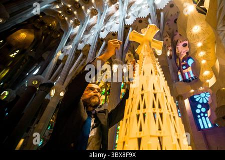 21. September 2021, Barcelona, Katalonien, Spanien: Der derzeitige Baudirektor JORDI FAULI erklärt das Arbeitsmodell des Gipfels des Jesus Christus Turms der Basilika „La Sagrada Familia“ während der jährlichen Pressekonferenz über den Zustand und die Entwicklung des laufenden Bauwerks. Aufgrund der Corona-Virus-Krise wurde der Termin der Fertigstellung verschoben und es wird kein neuer Termin bis 2024 bekannt gegeben, wenn die Arbeiten hoffentlich wieder im Tempo 2019 stattfinden werden. (Foto: © Matthias Oesterle/ZUMA Press Wire) Stockfoto
