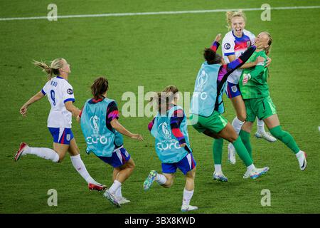 Zürich, Schweiz. Juli 2025. Zürich, Schweiz, 17. Juli 2025: Spieler aus England feiern nach dem Viertelfinale der UEFA Womens EURO 2025 zwischen Schweden und England im Stadion Letzigrund in Zürich. (Pedro Porru/SheKicks/SPP) Credit: SPP Sport Press Photo. /Alamy Live News Stockfoto
