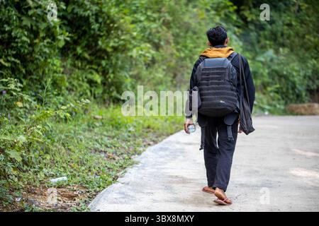 22. September 2021, Sentul City, West Java, Indonesien: Sentul, Bogor, West Java, 22. September 2021: ZAELANI (22 Jahre alt) ist ein Führer, der am Wasserfall Leuwi Hejo arbeitet. Seit die COVID-19-Pandemie in Indonesien zurückgegangen ist, haben die Touristenattraktionen wieder für die Öffentlichkeit geöffnet. Nun hat ZAELANI nach langer Zeit wieder normal gearbeitet, ohne dass er durch seine Arbeit als Führer und Portier Einkünfte erhält. (Bild: © Donal Husni/ZUMA Press Wire) Stockfoto