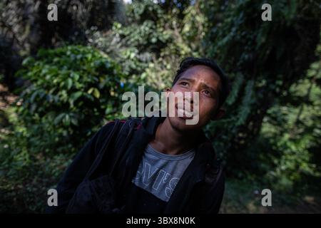 22. September 2021, Sentul City, West Java, Indonesien: Sentul, Bogor, West Java, 22. September 2021: ZAELANI (22 Jahre alt) ist ein Führer, der am Wasserfall Leuwi Hejo arbeitet. Seit die COVID-19-Pandemie in Indonesien zurückgegangen ist, haben die Touristenattraktionen wieder für die Öffentlichkeit geöffnet. Nun hat ZAELANI nach langer Zeit wieder normal gearbeitet, ohne dass er durch seine Arbeit als Führer und Portier Einkünfte erhält. (Bild: © Donal Husni/ZUMA Press Wire) Stockfoto