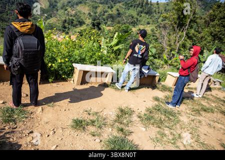 22. September 2021, Sentul City, West Java, Indonesien: Sentul, Bogor, West Java, 22. September 2021: ZAELANI (22 Jahre alt) ist ein Führer, der am Wasserfall Leuwi Hejo arbeitet. Seit die COVID-19-Pandemie in Indonesien zurückgegangen ist, haben die Touristenattraktionen wieder für die Öffentlichkeit geöffnet. Nun hat ZAELANI nach langer Zeit wieder normal gearbeitet, ohne dass er durch seine Arbeit als Führer und Portier Einkünfte erhält. (Bild: © Donal Husni/ZUMA Press Wire) Stockfoto
