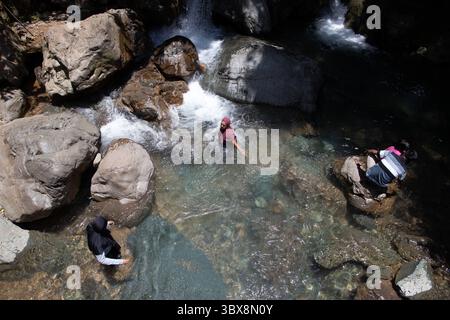 22. September 2021, Sentul City, West Java, Indonesien: Sentul, Bogor, West Java, 22. September 2021: die touristische Stätte des Leuwi Hejo Wasserfalls in Sentul, Bogor, West Java wurde wieder für die Öffentlichkeit geöffnet. Nachdem die COVID-19-Fälle in Indonesien drastisch rückläufig waren, wurden viele Touristenattraktionen in Indonesien wieder für die Öffentlichkeit geöffnet. (Bild: © Donal Husni/ZUMA Press Wire) Stockfoto