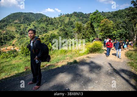 22. September 2021, Sentul City, West Java, Indonesien: Sentul, Bogor, West Java, 22. September 2021: ZAELANI (22 Jahre alt) ist ein Führer, der am Wasserfall Leuwi Hejo arbeitet. Seit die COVID-19-Pandemie in Indonesien zurückgegangen ist, haben die Touristenattraktionen wieder für die Öffentlichkeit geöffnet. Nun hat ZAELANI nach langer Zeit wieder normal gearbeitet, ohne dass er durch seine Arbeit als Führer und Portier Einkünfte erhält. (Bild: © Donal Husni/ZUMA Press Wire) Stockfoto