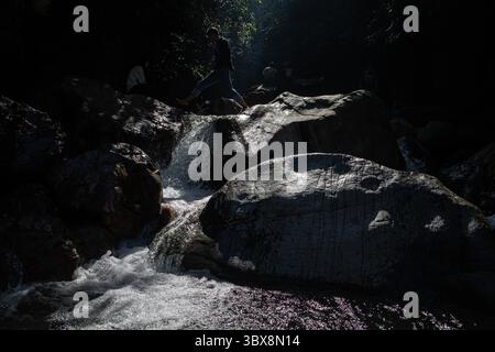 22. September 2021, Sentul City, West Java, Indonesien: Sentul, Bogor, West Java, 22. September 2021: die touristische Stätte des Leuwi Hejo Wasserfalls in Sentul, Bogor, West Java wurde wieder für die Öffentlichkeit geöffnet. Nachdem die COVID-19-Fälle in Indonesien drastisch rückläufig waren, wurden viele Touristenattraktionen in Indonesien wieder für die Öffentlichkeit geöffnet. (Bild: © Donal Husni/ZUMA Press Wire) Stockfoto