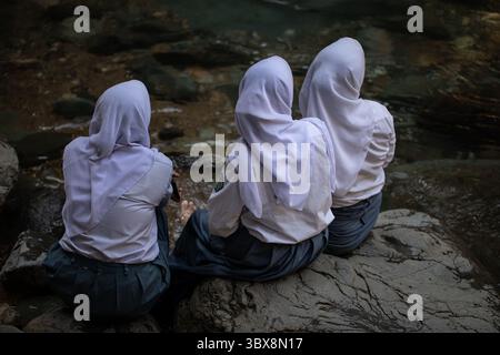 22. September 2021, Sentul City, West Java, Indonesien: Sentul, Bogor, West Java, 22. September 2021: die touristische Stätte des Leuwi Hejo Wasserfalls in Sentul, Bogor, West Java wurde wieder für die Öffentlichkeit geöffnet. Nachdem die COVID-19-Fälle in Indonesien drastisch rückläufig waren, wurden viele Touristenattraktionen in Indonesien wieder für die Öffentlichkeit geöffnet. (Bild: © Donal Husni/ZUMA Press Wire) Stockfoto