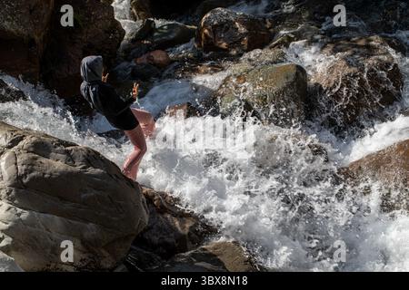 22. September 2021, Sentul City, West Java, Indonesien: Sentul, Bogor, West Java, 22. September 2021: die touristische Stätte des Leuwi Hejo Wasserfalls in Sentul, Bogor, West Java wurde wieder für die Öffentlichkeit geöffnet. Nachdem die COVID-19-Fälle in Indonesien drastisch rückläufig waren, wurden viele Touristenattraktionen in Indonesien wieder für die Öffentlichkeit geöffnet. (Bild: © Donal Husni/ZUMA Press Wire) Stockfoto