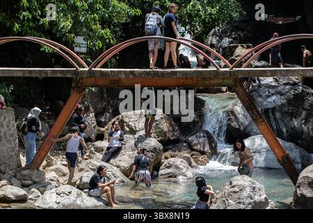 22. September 2021, Sentul City, West Java, Indonesien: Sentul, Bogor, West Java, 22. September 2021: die touristische Stätte des Leuwi Hejo Wasserfalls in Sentul, Bogor, West Java wurde wieder für die Öffentlichkeit geöffnet. Nachdem die COVID-19-Fälle in Indonesien drastisch rückläufig waren, wurden viele Touristenattraktionen in Indonesien wieder für die Öffentlichkeit geöffnet. (Bild: © Donal Husni/ZUMA Press Wire) Stockfoto