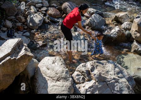 22. September 2021, Sentul City, West Java, Indonesien: Sentul, Bogor, West Java, 22. September 2021: die touristische Stätte des Leuwi Hejo Wasserfalls in Sentul, Bogor, West Java wurde wieder für die Öffentlichkeit geöffnet. Nachdem die COVID-19-Fälle in Indonesien drastisch rückläufig waren, wurden viele Touristenattraktionen in Indonesien wieder für die Öffentlichkeit geöffnet. (Bild: © Donal Husni/ZUMA Press Wire) Stockfoto