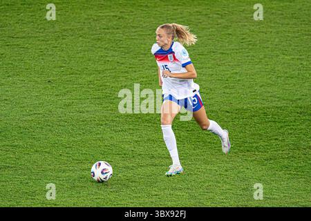 Zürich, Schweiz. Juli 2025. Zürich, Schweiz, 17. Juli 2025 Esme Morgan (15 England) während des Viertelfinales der UEFA Womens EURO 2025 zwischen Schweden und England im Stadion Letzigrund in Zürich, Schweiz. (Priscila Bütler/SPP) Credit: SPP Sport Press Photo. /Alamy Live News Stockfoto