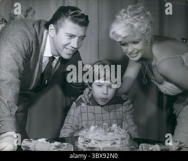 8. November 1959 - London, England, Vereinigtes Königreich - JAYNE MANSFIELDS Tochter JAYNE MARIE, Mitte und Stiefvater MICKEY HARGITAY feiert heute - 8. November - und gestern in ihrem neuen Londoner Haus den neunten Geburtstag des Kindes. Die Familie dekorierte ihren Geburtstagskuchen und die kleine Jayne probte sogar das Ausblasen der Kerze, nur für den Fall. Mansfield ist gerade dabei, „die Herausforderung“ zu machen. (Kreditbild: © Keystone Press Agency/ZUMA Wire) Stockfoto