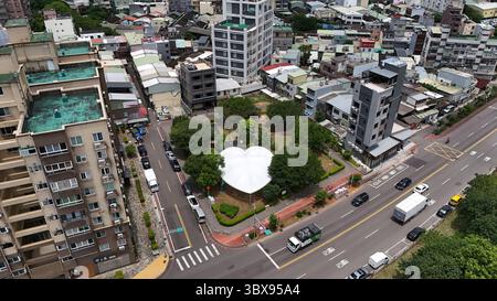 Community Park mit weißem Baldachin in Zhongli, Taoyuan, Taiwan Stockfoto
