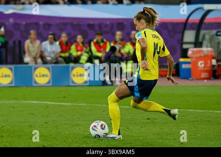 Zürich, Schweiz. Juli 2025. Nathalie Bjorn (14 Schweden) feiert den Elfmeter beim Viertelfinale der UEFA Womens EURO 2025 zwischen Schweden und England im Stadion Letzigrund in Zürich. Quelle: Unabhängige Fotoagentur/Alamy Live News Stockfoto