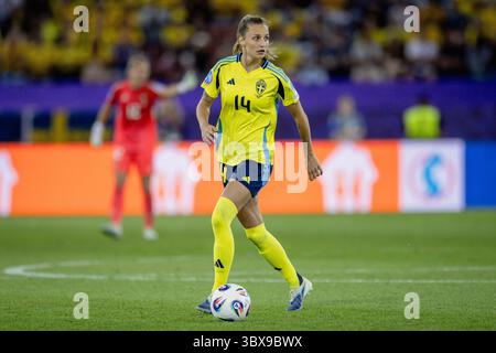 Zürich, Schweiz. Juli 2025. Zürich, Schweiz, 17. Juli 2025: Nathalie Bjorn (14 SWE) beim Viertelfinale der UEFA Womens EURO 2025 zwischen Schweden und England im Letzigrund in Zürich. Philipp Kresnik (Philipp Kresnik/SheKicks/SPP) Credit: SPP Sport Press Photo. /Alamy Live News Stockfoto